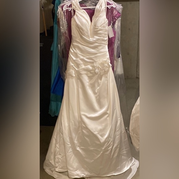 Ivory Private Label satin a-line strapped wedding gown - Picture 2 of 9